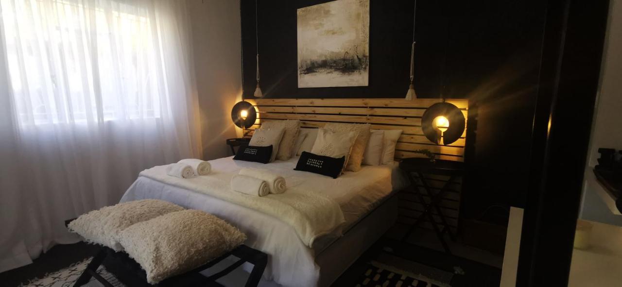 Exquisite Private Luxury Suite With King Bed At Bokmakierie Villas Windhoek Esterno foto